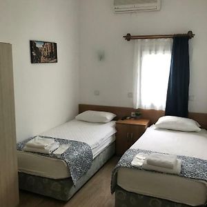 Pokój z dwoma pojedynczymi łóżkami